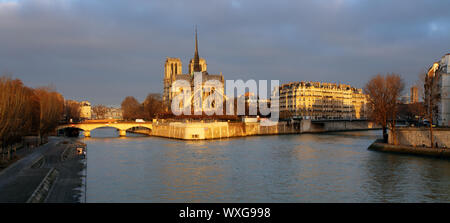 Notre Dame au lever du soleil - Paris, France Banque D'Images