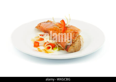 Délicieux Poisson vivaneau grillé garni de poireau Poivron rouge et faire sauter avec la sauce sur la plaque isolé sur fond blanc Banque D'Images