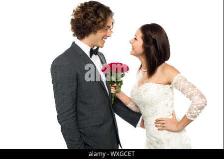 Jeune beau couple admiring les uns les autres. Girl holding bouquet rose Banque D'Images