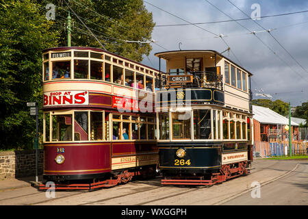 UK, County Durham, Beamish, 1900, Musée de l'ancien Tram 16, à côté de Sunderland 1907 Tramway Sheffield 264 à la maison d'arrêt ferme Banque D'Images