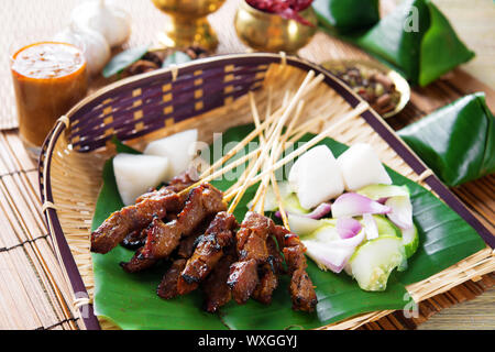 Satay de boeuf, brochette de viande rôtie le malais de la nourriture. L'alimentation traditionnelle de l'Indonésie. Plat indonésien chaude et épicée, la cuisine asiatique. Banque D'Images
