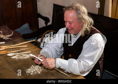 UK, County Durham, Beamish, musée, Pockerley, Lee Emery à tailler des cuillères de Hazel Green Wood à Nouvelle Salle table de cuisine Banque D'Images