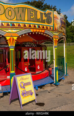 UK, County Durham, Beamish, musée, Ville, Parc, Powell's child's train carousel, file d'ici s'inscrire Banque D'Images