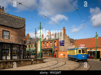 UK, County Durham, Beamish, musée, Ville, Porto Tramways Company 196 Rue Principale en Tramway Banque D'Images