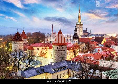 Tallinn, Estonie vue vieille ville à partir de la colline de Toompea au lever du soleil Banque D'Images