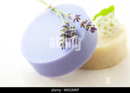 Savon artisanal avec de lavandes et de fleurs blanches Banque D'Images