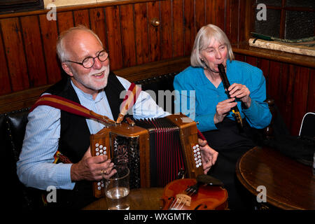 UK, County Durham, Beamish, musée, ville, rue Principale, Dsun Inn pub, musiciens folk jouant accordéon et graveur en arrière-salle Banque D'Images