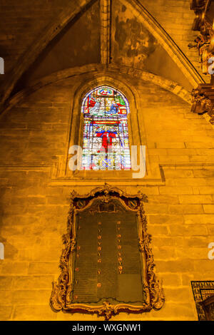 L'intérieur de la cathédrale de Séville, Spin, présente un large assortiment de statuts religieux et de symboles religieux. Banque D'Images