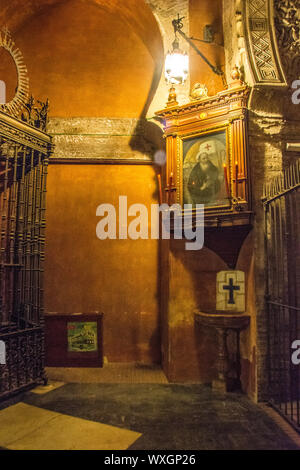 L'intérieur de la cathédrale de Séville, Spin, présente un large assortiment de statuts religieux et de symboles religieux. Banque D'Images