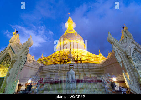 La Pagode Maha Wizaya au crépuscule - Yangon, Myanmar / Birmanie Banque D'Images