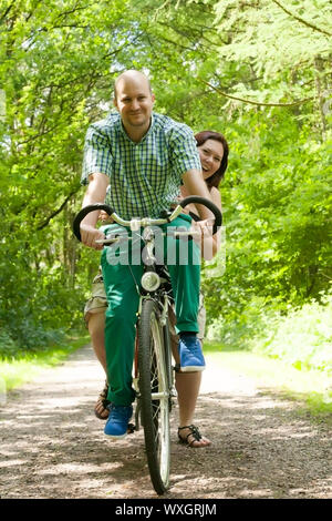 Happy young couple prend un tour sur une location Banque D'Images