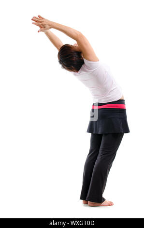 Asian senior woman doing yoga, isolé sur fond blanc. Banque D'Images