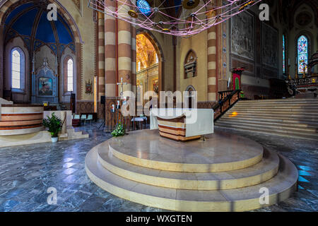 Vue de l'intérieur de San Lorenzo (alias Duomo) - La cathédrale catholique romaine dédiée à Saint Laurent et situé dans la ville de Alba, Italie. Banque D'Images