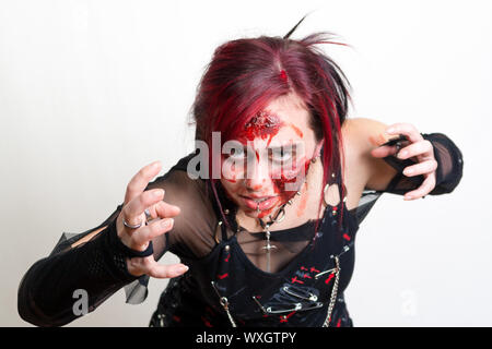 Fille gothique aux cheveux rouges avec maquillage halloween Banque D'Images