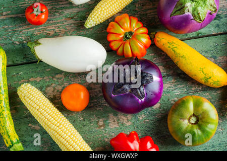 Légumes de saison fraîche bio ingrédients colorés sur fond de bois rustique, vue du dessus, une télévision. Régime alimentaire sain, la nourriture végétarienne ou concept. Banque D'Images