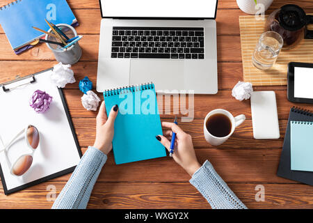 Business Woman holding notebook at office 24. La comptabilité d'entreprise et de consultation. Bureau de travail avec mise à plat des mains des femmes, des ordinateurs portables et des documents. Banque D'Images