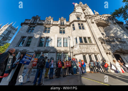 À la suite de l'arrêt rendu par le tribunal écossais de session que l'avis de proroger le Parlement était illégal Il est venu à la Cour suprême - la plus haute cour du Royaume-Uni - de décider la question. La cour devra décider si la prorogation était dans un but irrégulier en examinant le droit et les principes de la constitution britannique. Les manifestants se sont rassemblés à l'extérieur de l'édifice de la cour, qui se trouve juste en face de la Chambre du Parlement. Protestation contre Boris Johnson Banque D'Images