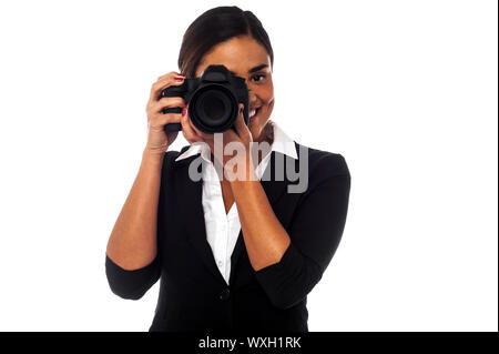 Jeune femme d'entreprise de prendre une photo de son équipe commerciale Banque D'Images