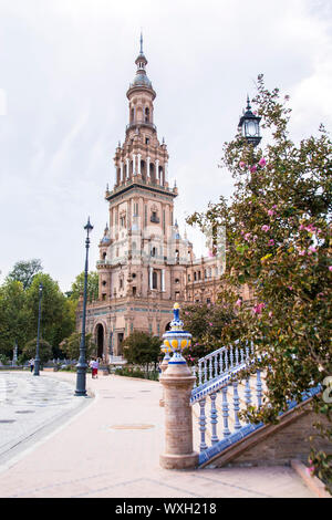 La Plaza Espana, (Plaza espagnole) l'une des destinations touristiques les plus populaires en Espagne. Séville, Espagne. Banque D'Images