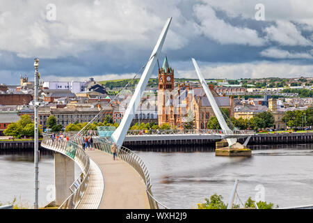 Le Pont de la paix et Guild Hall à Londonderry/Derry en Irlande du Nord Banque D'Images