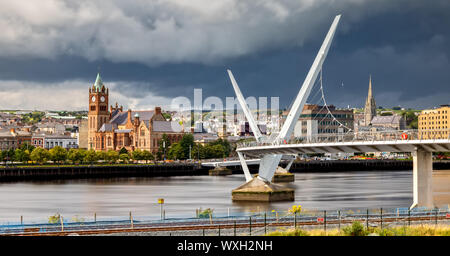 Le Pont de la paix et Guild Hall à Londonderry/Derry en Irlande du Nord Banque D'Images