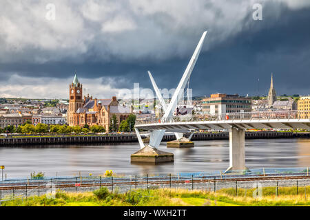 Le Pont de la paix et Guild Hall à Londonderry/Derry en Irlande du Nord Banque D'Images