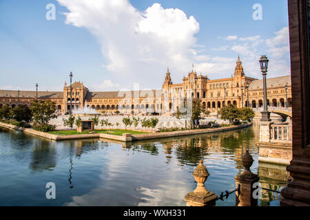 Plaza de Espana à Séville, Espagne. L'une des destinations touristiques les plus célèbres d'Espagne. Banque D'Images