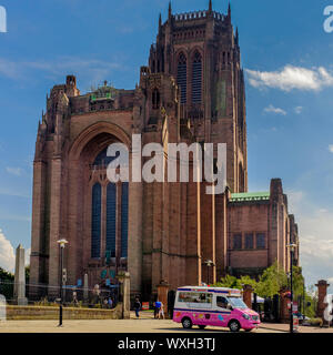 Une glace van stationné à l'extérieur de cathédrale anglicane de Liverpool Photo Credit : Brian Hickey/Alamy Banque D'Images