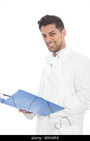 Certain jeune homme médecin avec un fichier ouvert dans sa main et un stéthoscope autour du cou, souriant à la caméra, isolated on white Banque D'Images