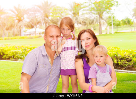 Jeune famille dans le parc Banque D'Images