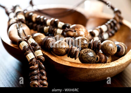 Le bois fait main bijoux en os et shell Banque D'Images