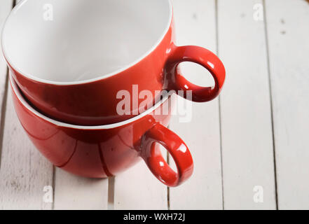 Deux tasses de café rouge sur fond de bois Banque D'Images