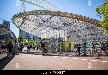 Rotterdam, Pays-Bas. Le 29 juin 2019. Station Blaak. En vertu d'une construction de toit innovatrices. Bâtiments et fond de ciel bleu. Banque D'Images