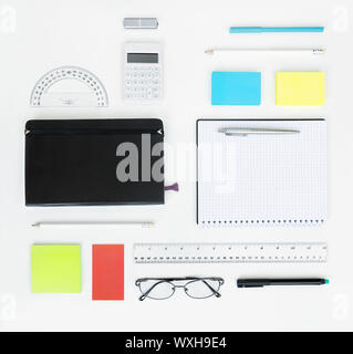 Bureau de travail avec des éléments et éléments d'affaires sur un bureau. Concept pour la marque. Vue d'en haut. Banque D'Images
