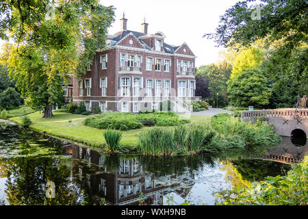 Rotterdam, Pays-Bas. Le 29 juin 2019. Villa Jamin entouré par la nature. Une paisible rivière qui coule sous un pont. Destination pour les vacances. Banque D'Images