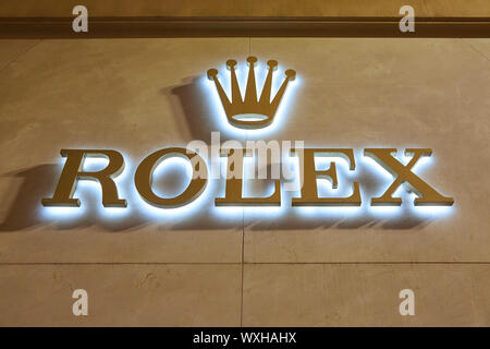 MONTE CARLO, MONACO - le 20 août 2016 : de luxe Rolex watch store se connecter éclairés la nuit à Monte Carlo, Monaco. Banque D'Images