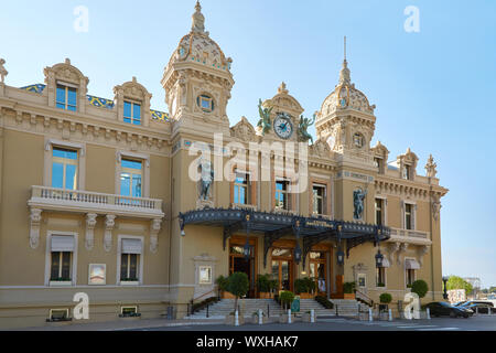 MONTE CARLO, MONACO - le 21 août 2016 : Casino la façade de l'immeuble en contre-jour, journée ensoleillée à Monte Carlo, Monaco. Banque D'Images