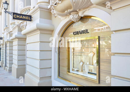 MONTE CARLO, MONACO - le 21 août 2016 : Chanel Mode et bijoux boutique de luxe fenêtre vide à Monte Carlo, Monaco. Banque D'Images