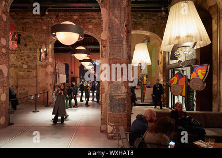 TURIN, ITALIE - 3 novembre, 2018 : Ogr, Officine Grandi Riparazioni cafe intérieur avec les gens, le soir, à Turin, en Italie. Banque D'Images