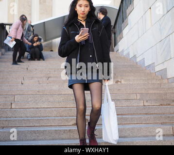 MILAN, Italie : 22 février 2019 : Modèle street style outfit après Francesca Liberatore fashion show Milan Fashion week Automne/Hiver 2019 Banque D'Images