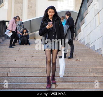 MILAN, Italie : 22 février 2019 : Modèle street style outfit après Francesca Liberatore fashion show Milan Fashion week Automne/Hiver 2019 Banque D'Images