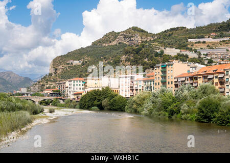 Ventimiglia moderne vu à travers le fleuve Roia, Ligurie, Italie, Europe Banque D'Images