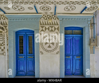 L'île de Chios, Grèce - Août 02, 2019 : façade de maison dans village Pyrgi avec formes géométriques traditionnels décoration sur le mur et balcon. Banque D'Images