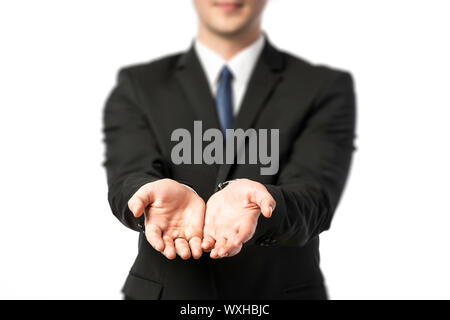 Businessman en tendant les deux mains pour donner ou recevoir isolé sur fond blanc Banque D'Images