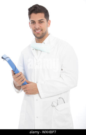 Beau jeune homme médecin dans un sarrau blanc debout tenant un fichier dans sa main et souriant à la caméra, isolated on white Banque D'Images