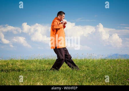 Un homme faisant Qi-Gong en pleine nature Banque D'Images