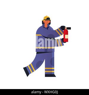 Pompier courageux pompier extincteur holding en uniforme et d'urgence incendie casque concept service télévision fond blanc Longueur totale Illustration de Vecteur