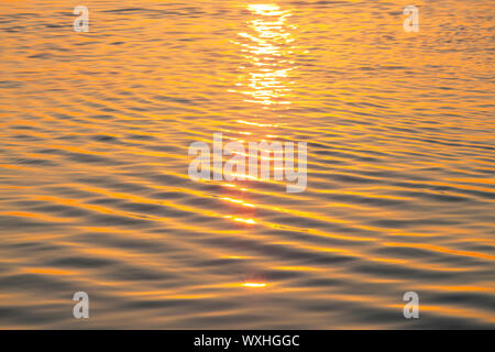 Configuration des couleurs de l'eau dans le coucher du soleil Banque D'Images