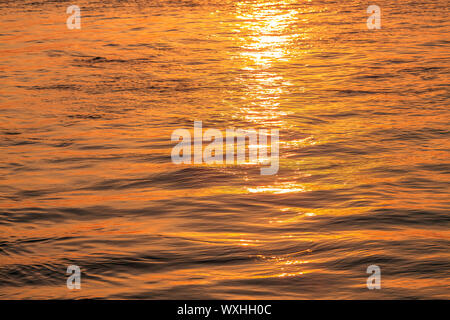 Configuration des couleurs de l'eau dans le coucher du soleil Banque D'Images