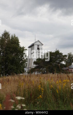 Pyramide carrée en bois ancien phare avant dans le village Suurupi en Estonie. Gamme Suurupi phare avant est construite en 1859. Monument historique sur Banque D'Images